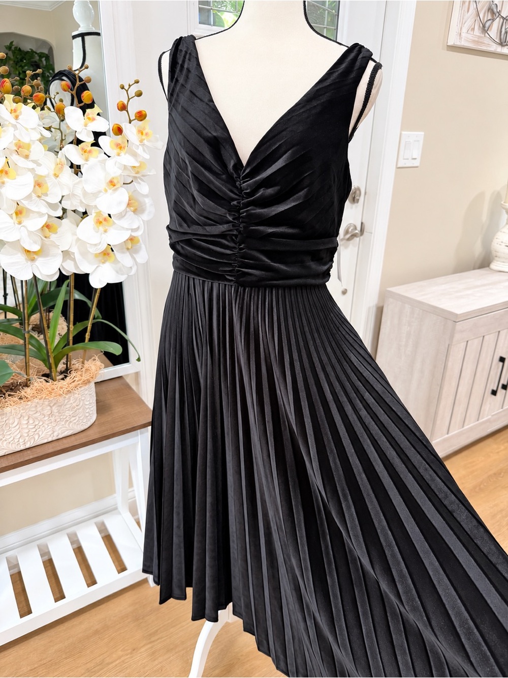 Maison Tara Women Sleeveless Lux Velvet V-Neck Black Pleat Midi Dress-SIZE 14